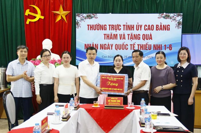 Phó Bí thư Thường trực Tỉnh ủy, Trưởng Đoàn đại biểu Quốc hội tỉnh Bế Thanh Tịnh trao quà Tết Thiếu nhi của Tỉnh ủy - HĐND - UBND - Ủy ban MTTQ cho Cơ sở giáo dục trẻ khuyết tật.