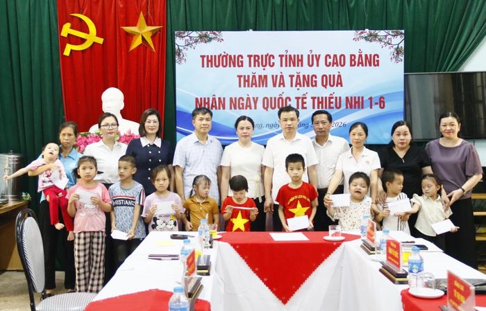 Phó Bí thư Thường trực Tỉnh ủy, Trưởng Đoàn đại biểu Quốc hội tỉnh Bế Thanh Tịnh trao học bổng cho học sinh có hoàn cảnh khó khăn tại Cơ sở Giáo dục trẻ khuyết tật.