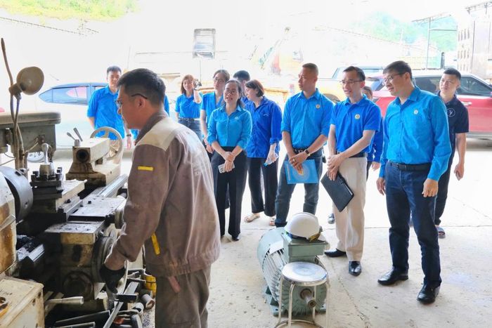 Đoàn công tác tham quan nơi làm việc, tìm hiểu điều kiện lao động của công nhân lao động tại Công ty TNHH Hoàng Ngọc.