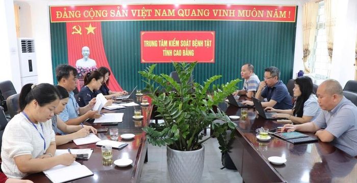 Đoàn công tác Bệnh viện Phổi Trung ương làm việc với Trung tâm Kiểm soát bệnh tật tỉnh.