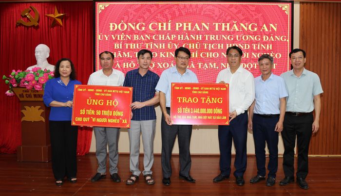 Bí thư Tỉnh ủy Phan Thăng An trao kinh phí cho người nghèo và hỗ trợ xóa nhà tạm, nhà dột nát cho xã Bảo Lâm.