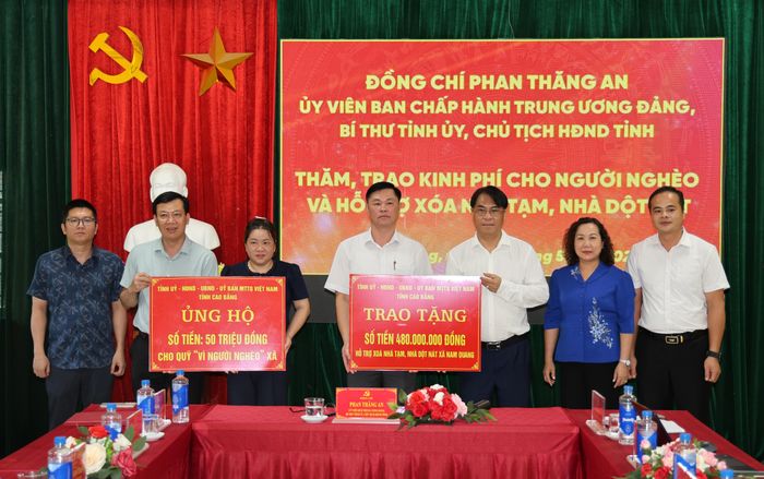 Bí thư Tỉnh ủy Phan Thăng An trao kinh phí cho người nghèo và hỗ trợ xóa nhà tạm, nhà dột nát cho xã Nam Quang.