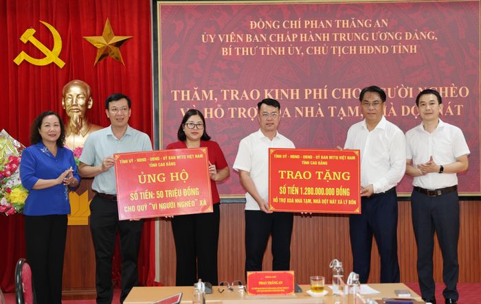 Bí thư Tỉnh ủy Phan Thăng An trao kinh phí cho người nghèo và hỗ trợ xóa nhà tạm, nhà dột nát cho xã Lý Bôn.