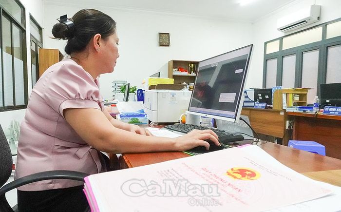 Việc đồng bộ dữ liệu đất đai giúp cán bộ chuyên môn rút ngắn thời gian tra cứu, xác minh thông tin trong quá trình giải quyết hồ sơ.