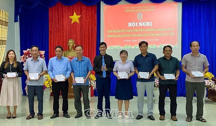 Sở Tư pháp tổ chức tập huấn kỹ năng truyền thông chính sách và xây dựng VBQPPL tại xã Cái Nước.