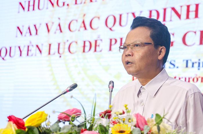 Tiến sĩ Trịnh Thăng Quyết, Phó Vụ trưởng Vụ Địa phương III, Ban Nội chính Trung ương, triển khai các chuyên đề bồi dưỡng tại hội nghị.