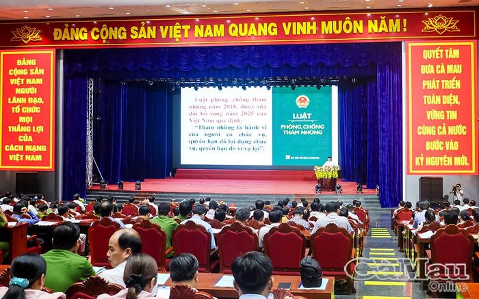 Các đại biểu tiếp thu chuyên đề về công tác phòng, chống tham nhũng, lãng phí, tiêu cực và các quy định về kiểm soát quyền lực.