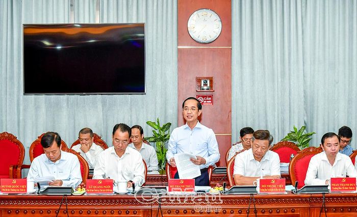 Đồng chí Hồ Thanh Thủy, Phó Bí thư Tỉnh ủy, Chủ tịch Ủy ban MTTQ Việt Nam tỉnh Cà Mau, chia sẻ tỉnh đang chuẩn bị các điều kiện để tuyển dụng thêm cán bộ chuyên môn cơ sở, để đảm bảo số lượng quy định.