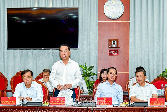  Đồng chí Lữ Quang Ngời, Phó Bí thư Tỉnh ủy, Chủ tịch UBND tỉnh phát biểu liên quan đến nỗ lực, cũng như những mặt còn khó khăn trong kế hoạch tăng trưởng kinh tế của tỉnh. 