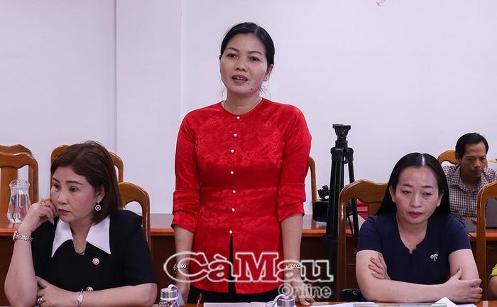 Chủ tịch Hội LHPN xã Hưng Mỹ Bùi Thị Thu Thảo chia sẻ về những khó khăn trong việc triển khai chuyển đổi số, ứng dụng công nghệ thông tin và thanh toán không dùng tiền mặt tại khu vực nông thôn.