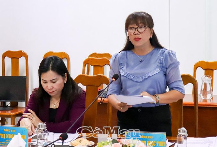 Phó Chủ tịch Hội LHPN tỉnh Cà Mau Nguyễn Thị Ngọc Thúy, báo cáo kết quả, những thuận lợi, khó khăn trong thực hiện nhiệm vụ công tác Hội và phong trào phụ nữ.