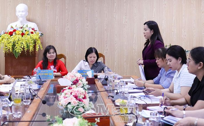 Phó Chủ tịch Ủy ban MTTQ Việt Nam tỉnh Cà Mau, Chủ tịch Hội LHPN tỉnh Lê Thị Ngọc Linh trao đổi những khó khăn trong triển khai nhiệm vụ tại cơ sở do đội ngũ cán bộ Hội còn mỏng; đồng thời đề xuất Trung ương quan tâm bố trí 2 biên chế cho Hội LHPN cấp xã, chức danh Phó Chủ tịch không kiêm nhiệm.