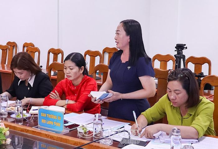 Chủ tịch Hội LHPN xã Năm Căn Huỳnh Thị Mỹ phản ánh những bất cập trong quá trình sử dụng phần mềm quản lý hội viên, tình trạng mất dữ liệu sau cập nhật; đồng thời kiến nghị Trung ương sớm hoàn thiện phần mềm.