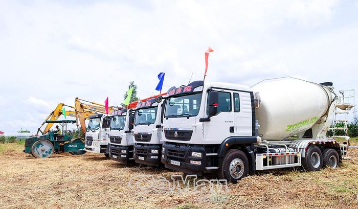 Sau phần nghi lễ, máy móc, thiết bị được huy động triển khai thi công, chính thức khởi động công trình Đền tưởng niệm Anh hùng liệt sĩ và người có công tỉnh Cà Mau.