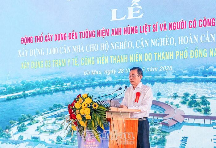  Ông Bùi Thanh Trúc, Chủ tịch HĐQT, Tổng Giám đốc Tập đoàn DONACOOP, đơn vị tài trợ xây dựng Đền tưởng niệm Anh hùng liệt sĩ và người có công tỉnh Cà Mau, phát biểu tại buổi lễ. Ảnh NHẬT MINH