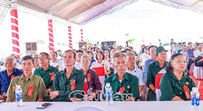 Cựu chiến binh, thân nhân gia đình anh hùng liệt sĩ và người có công tham dự buổi lễ.