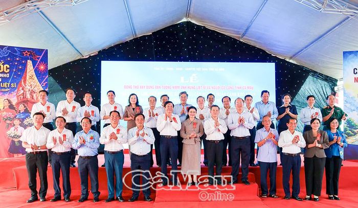 Các đồng chí lãnh đạo Trung ương, lãnh đạo tỉnh Cà Mau chụp ảnh lưu niệm sau nghi thức động thổ.