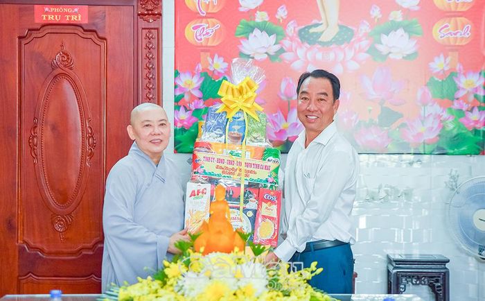 Chủ tịch UBND Lữ Quang Ngời tỉnh trao phần quà của Tỉnh ủy, HĐND, UBND, Ủy ban MTTQVN tỉnh Cà Mau đến Ni sư Thích nữ Diệu Giác, Trụ trì chùa Thiền Lâm.