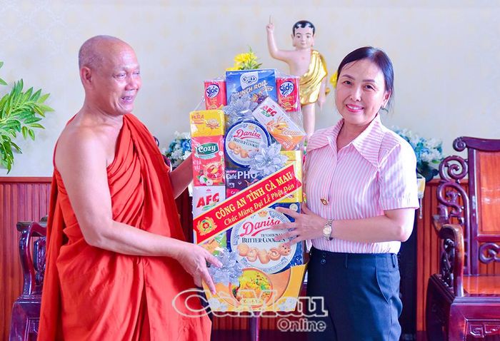 Thượng tá Lê Kiều Oanh, Phó Trưởng phòng An ninh nội địa, Công an tỉnh Cà Mau gửi phần quà đến các cơ sở tôn giáo nhân Đại lễ Phật đản.