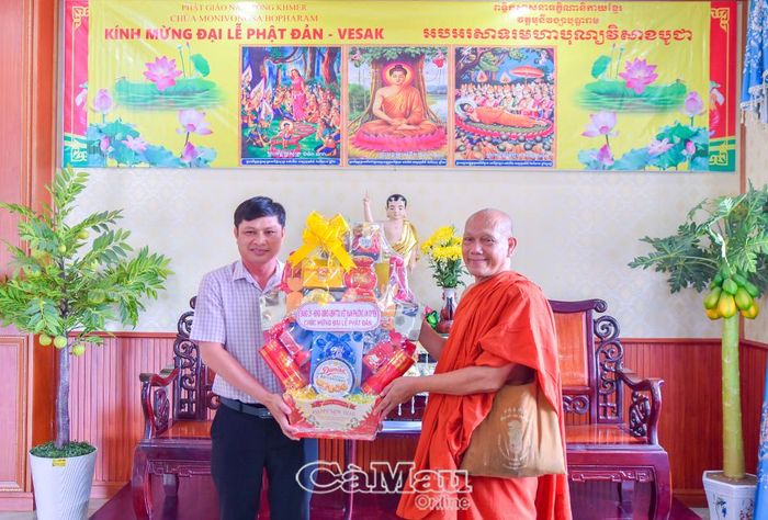 Đại diện Đảng ủy, Chính quyền phường An Xuyên trao phần quà mừng đến chùa Monivongsa.