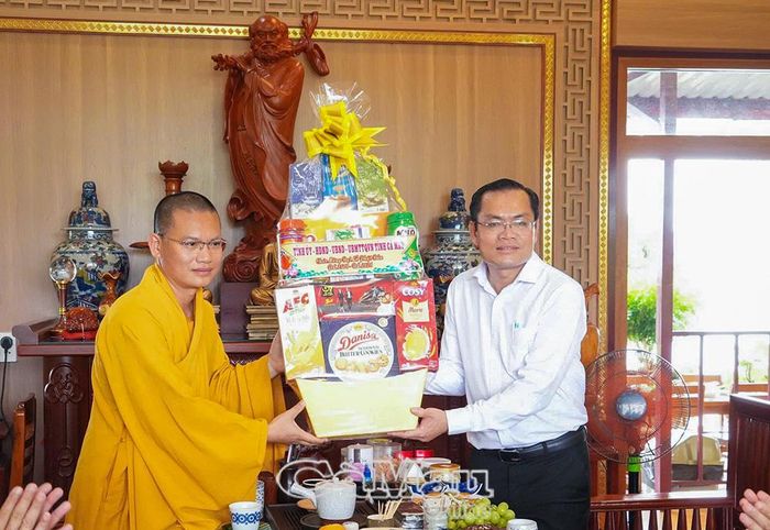 Phó Chủ tịch UBND tỉnh Ngô Vũ Thăng trao quà của Tỉnh ủy, HĐND, UBND, Ủy ban MTTQ Việt Nam tỉnh Cà Mau đến Trụ trì Thiền viện Trúc Lâm Cà Mau nhân Đại lễ Phật đản Phật lịch 2570 - Dương lịch 2026.