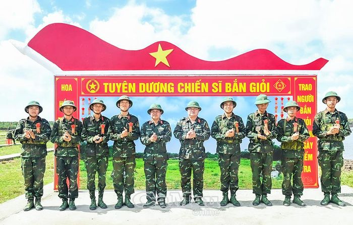 Thượng tá Hồ Hoàng Nam, Trung đoàn trưởng và Thượng tá Võ Chí Nguyện, Chính ủy Trung đoàn 894, trao “hoa bắn giỏi” tặng chiến sĩ mới. 