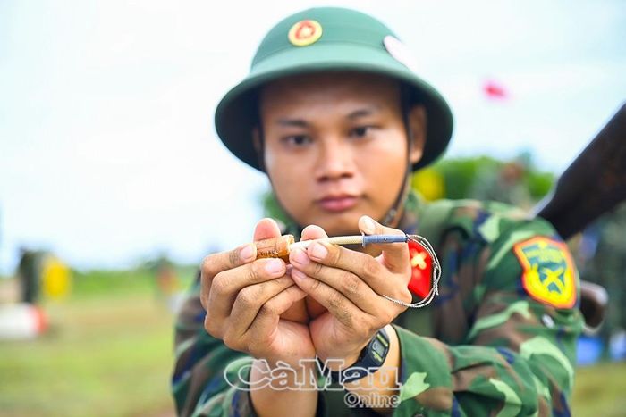 Chiến sĩ mới thực hành tra lắp đồ dùng gây nổ.