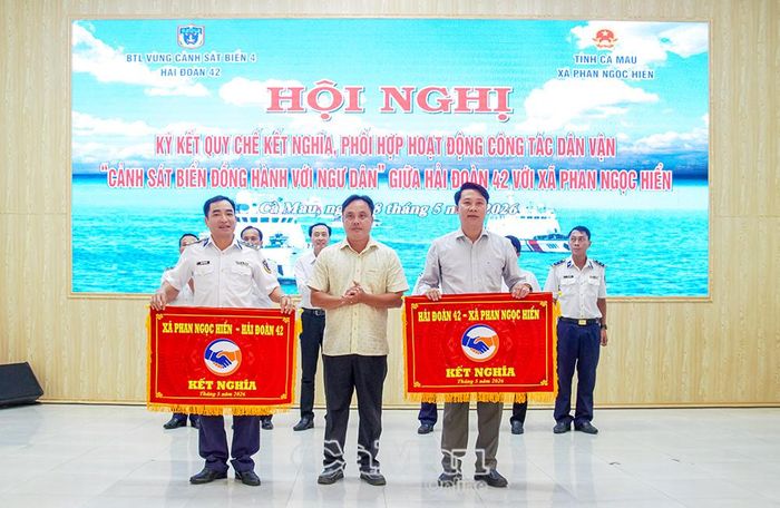Đồng chí Nguyễn Công Thắng, Trưởng phòng Tuyên truyền, Báo chí - Xuất bản, Ban Tuyên giáo và Dân vận Tỉnh ủy Cà Mau, trao cờ kết nghĩa cho hai đơn vị.