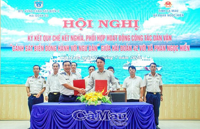 Lãnh đạo Hải đoàn 42 và lãnh đạo Xã Phan Ngọc Hiển ký kết quy chế phối hợp giữa hai đơn vị.