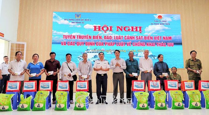  Thượng tá Trịnh Minh Hiển, Bí thư Đảng ủy, Chính ủy Hải đoàn 42 cùng đồng chí Trần Minh Đẳng, Phó Bí thư Thường trực Đảng ủy Xã Phan Ngọc Hiển trao quà cho các gia đình chính sách.