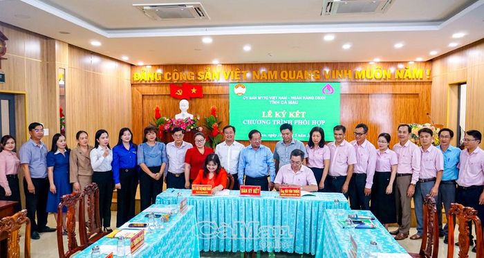  Đại diện Ủy ban MTTQ VN tỉnh và NHCSXH tỉnh Cà Mau ký kết chương trình phối hợp giai đoạn 2026-2030.