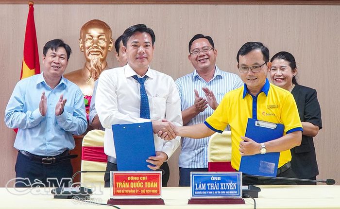  Ông Trần Quốc Toàn, Chủ tịch UBND Xã Hồ Thị Kỷ và ông Lâm Thái Xuyên, Giám đốc Công ty TNHH Xã hội tôm chứng nhận Minh Phú, ký kết ghi nhớ hợp tác.