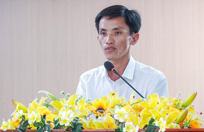  Ông Võ Minh Trí, Chủ tịch HĐQT Hợp tác xã Dịch vụ tổng hợp Đê Tây, chia sẻ kinh nghiệm vận động, tuyên truyền hộ dân tự nguyện tham gia dự án tôm chứng nhận quốc tế.