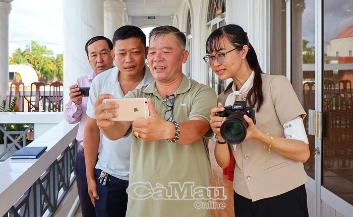 Học viên thực hành chụp ảnh báo chí, vận dụng kỹ năng bố cục và góc máy trong quá trình tác nghiệp.