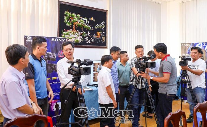 Nhà báo Hồ Tấn Lộc, Phó Giám đốc Báo và phát thanh, truyền hình Cà Mau (thứ ba từ trái sang) cùng học viên tham khảo, thực hành sử dụng máy quay.