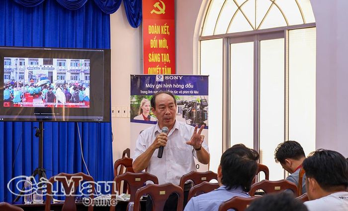  Nhà báo Lê Vũ Hoàng, nguyên Phó Giám đốc Đài Phát thanh - Truyền hình Cà Mau, chia sẻ kỹ năng thực hiện tin truyền hình.