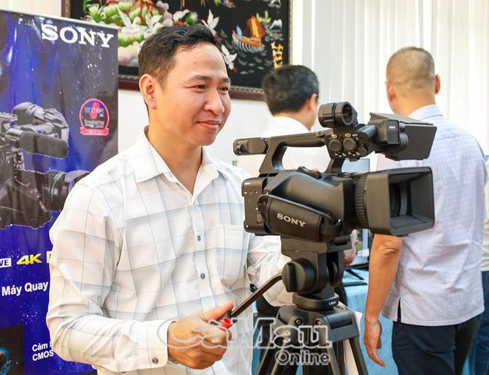  Học viên thực hành thao tác máy quay, tiếp cận kỹ thuật ghi hình thực tế dưới sự hướng dẫn của giảng viên.