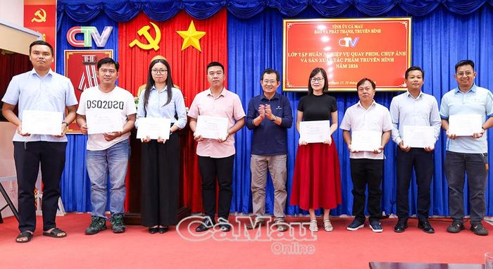 Nhà báo Ngô Minh Toàn, Phó Giám đốc Thường trực Báo và phát thanh, truyền hình Cà Mau, trao chứng nhận hoàn thành lớp tập huấn cho học viên.