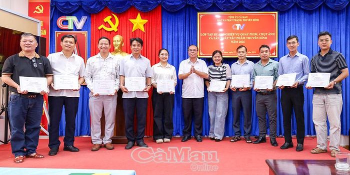  Nhà báo Lâm Hồ Sỹ, Giám đốc Báo và phát thanh, truyền hình Cà Mau, trao chứng nhận hoàn thành lớp tập huấn cho học viên.