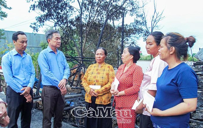  Phó Chủ tịch Ủy ban MTTQ Việt Nam tỉnh Cà Mau Nguyễn Văn Khởi (thứ hai từ trái sang), trao hỗ trợ và thăm hỏi các hộ dân bị thiệt hại do cháy nhà.