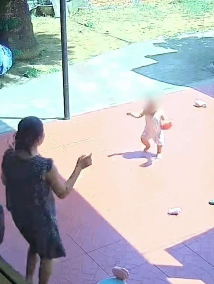 Những hình ảnh em bé khóc ré lên vì nóng lòng bàn chân được chia sẻ trên mạng. 
