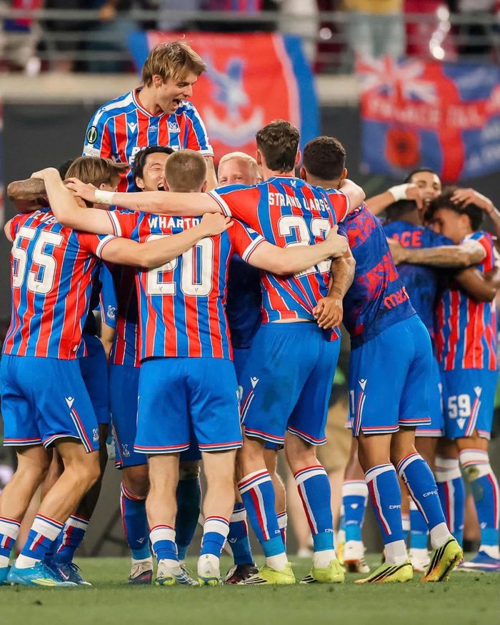 Các cầu thủ Crystal Palace vỡ òa cảm xúc sau tiếng còi mãn cuộc