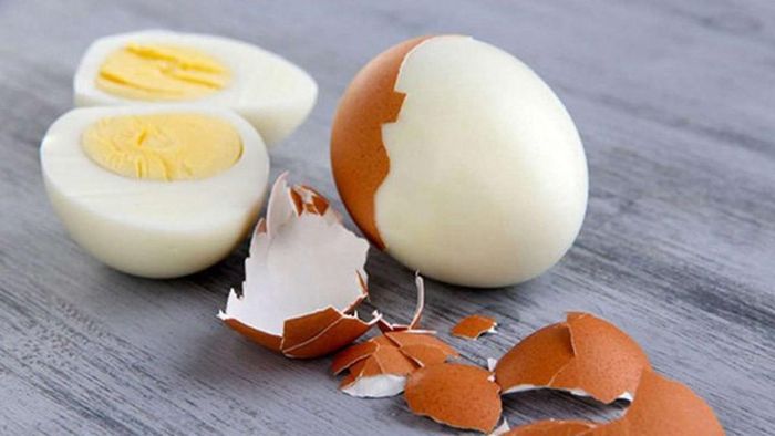 Trứng luộc là nguồn dinh dưỡng quan trọng cho trẻ nhỏ. Ảnh minh họa