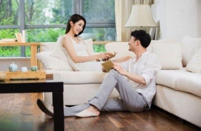 Người chồng yêu vợ thường rất quan tâm đến cảm xúc của bạn đời. Ảnh minh họa