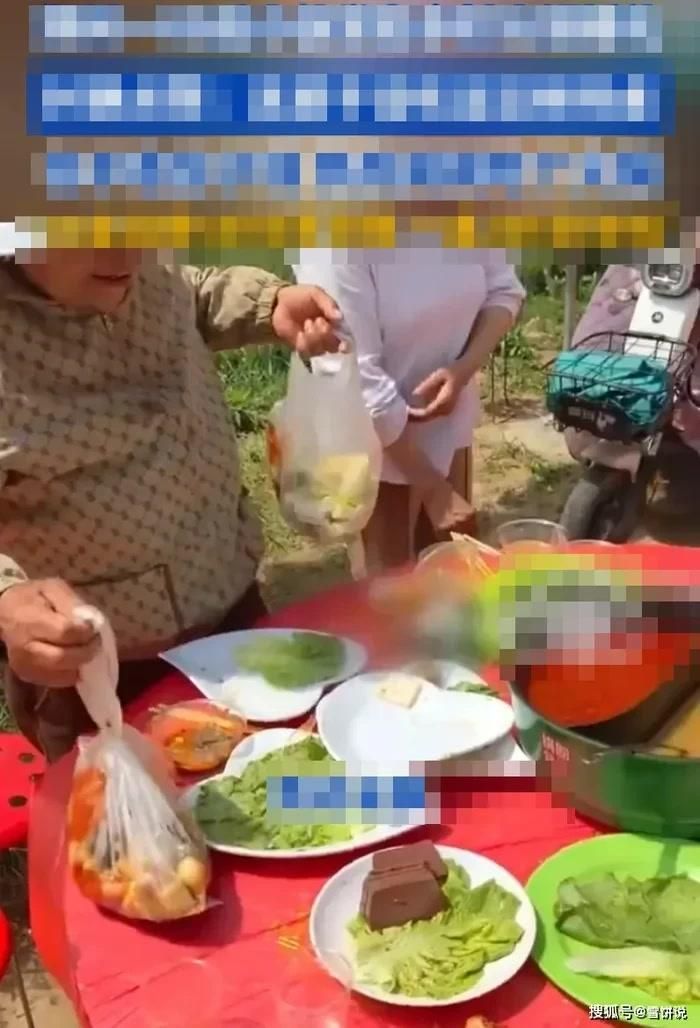 Thay vì dựng rạp lớn hay thuê sảnh cưới, cặp đôi bày các bàn lẩu ngoài trời để chiêu đãi khách mời. Ảnh: Sina