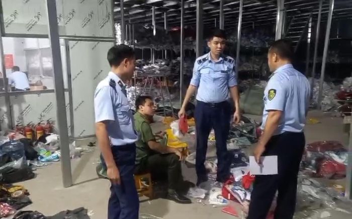 Lực lượng chức năng kiểm tra kho hàng tại phường Phú Diễn, thành phố Hà Nội .