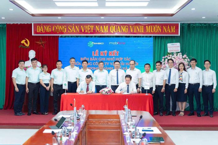 Transerco và MobiFone Hà Nội ký kết biên bản ghi nhớ hợp tác thúc đẩy chuyển đổi số.