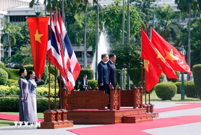  Tổng Bí thư, Chủ tịch nước Tô Lâm và Thủ tướng Thái Lan Anutin Charnvirakul trên bục danh dự, nghe Quân nhạc cử Quốc thiều hai nước. (Ảnh: Thống Nhất/TTXVN)