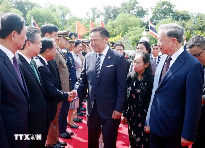  Tổng Bí thư, Chủ tịch nước Tô Lâm giới thiệu với Thủ tướng Anutin Charnvirakul thành viên đoàn đại biểu cấp cao Việt Nam dự Lễ đón. (Ảnh: Thống Nhất/TTXVN)