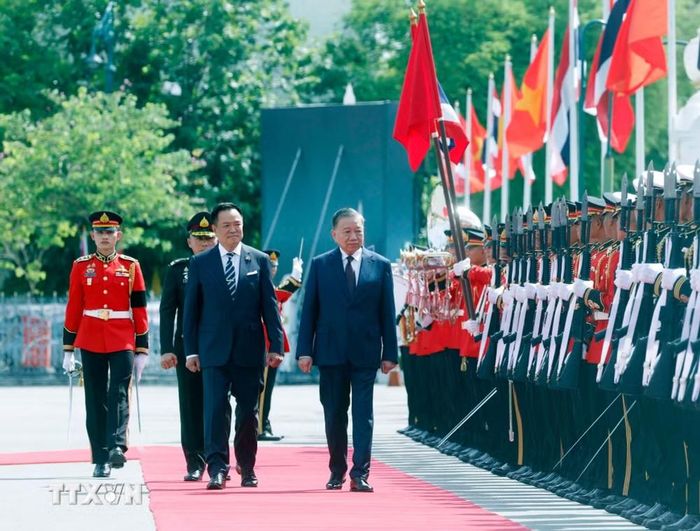  Tổng Bí thư, Chủ tịch nước Tô Lâm và Thủ tướng Thái Lan Anutin Charnvirakul duyệt Đội danh dự Quân đội Hoàng gia Thái Lan. (Ảnh: Thống Nhất/TTXVN)